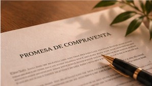 Promesa de compraventa y pluma sobre un documento